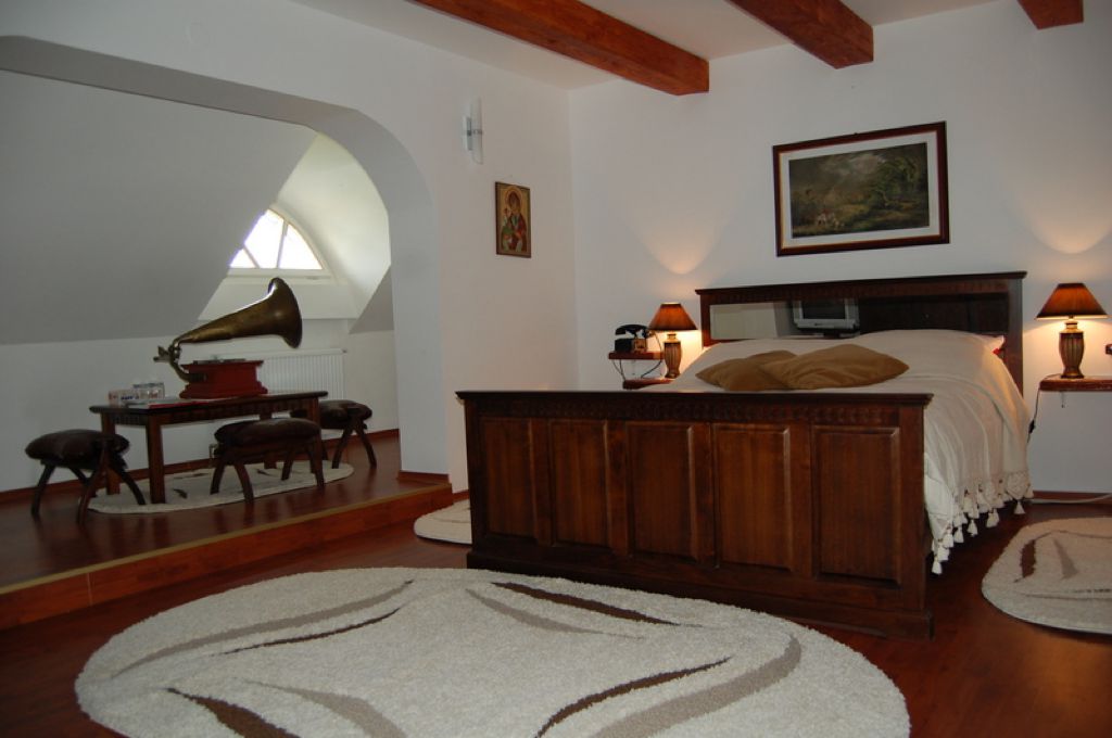 ANA MARIA exterior