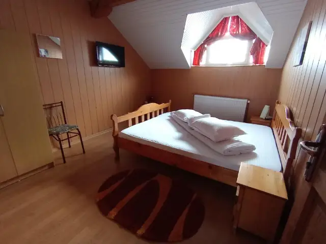 CASA CORINA ŞIRNEA cameră APARTAMENT