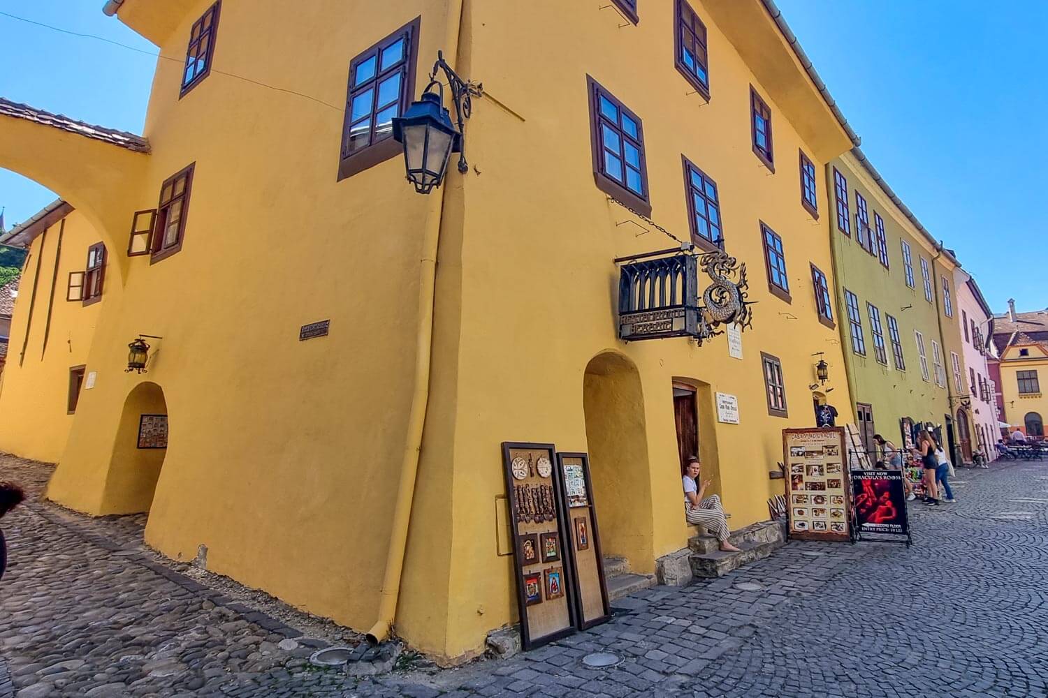 CASA CU CERB exterior