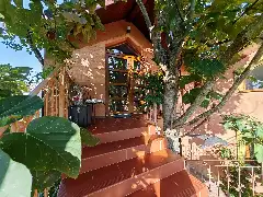 CASA DE SUB MĂGURĂ exterior