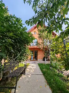 CASA DE SUB MĂGURĂ exterior