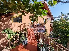 CASA DE SUB MĂGURĂ exterior