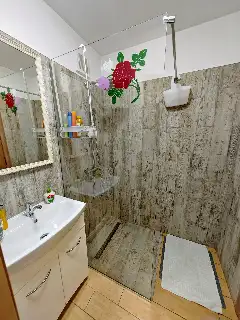 CASA DE SUB MĂGURĂ interior