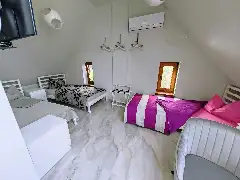 CASA DE SUB MĂGURĂ interior