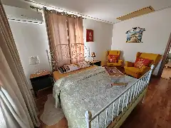 CASA DE SUB MĂGURĂ interior