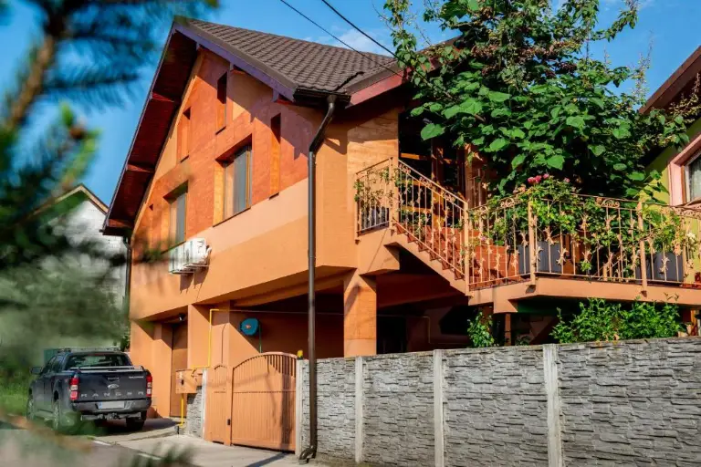CASA DE SUB MĂGURĂ cover