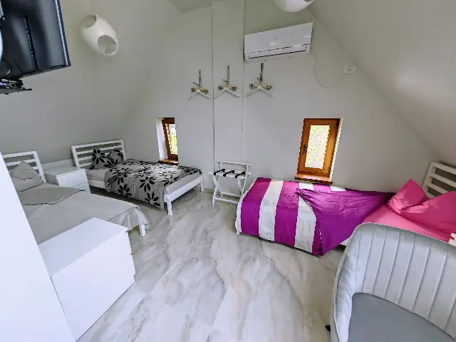 CASA DE SUB MĂGURĂ cameră Cameră cvadruplă cladire B