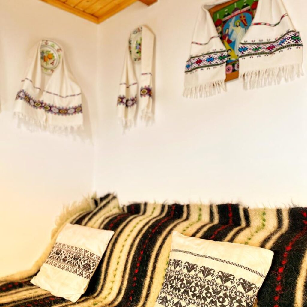 CASA TRADIŢIILOR exterior