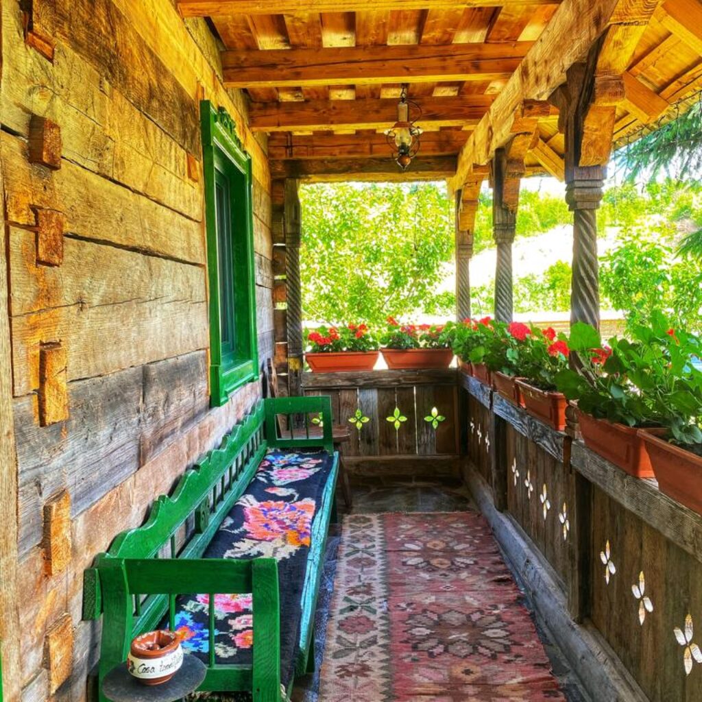 CASA TRADIŢIILOR exterior