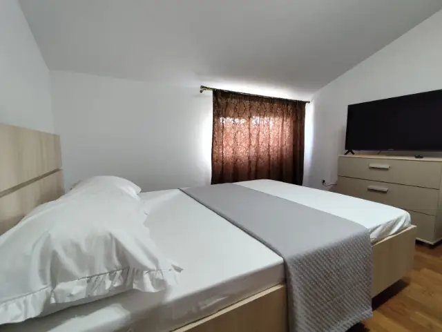 cameră Cameră 1 la FLOWERS în Sadoveni - imagine 12