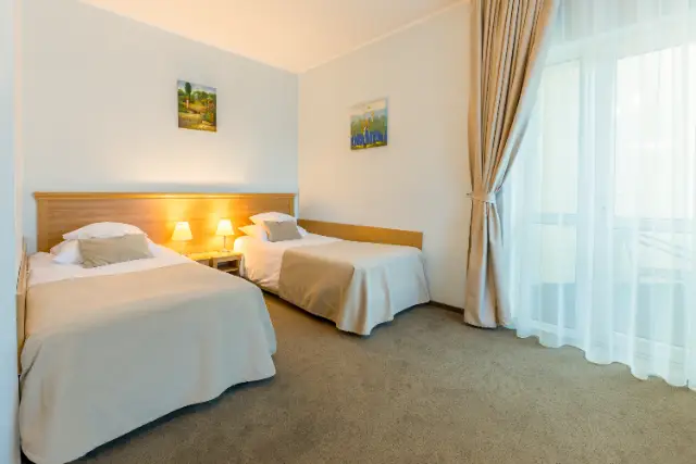 HOTEL AMBIENT cameră Camere Duble / Twin Confort 3* fara lift si acces la Spa