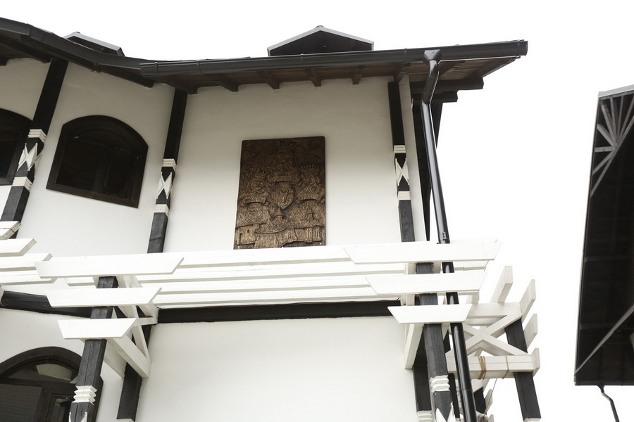 LION'S exterior