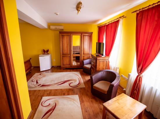 NOROC ŞI FERICIRE exterior