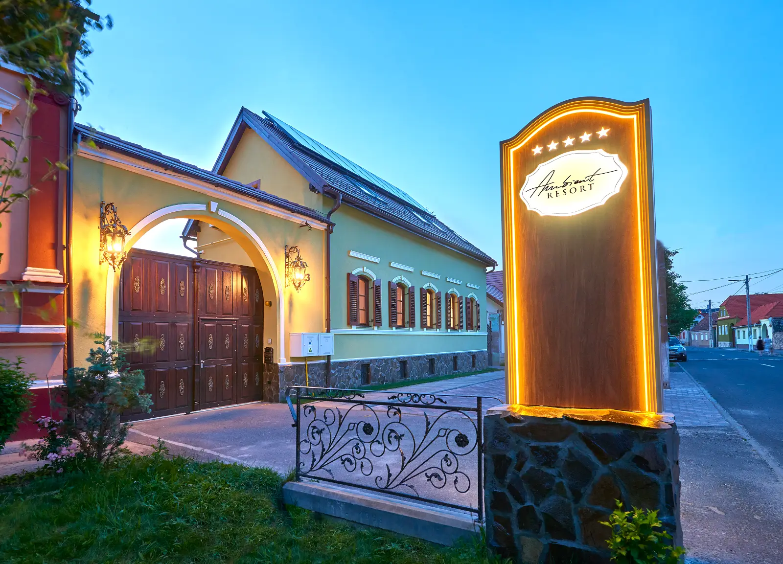 RESORT AMBIENT