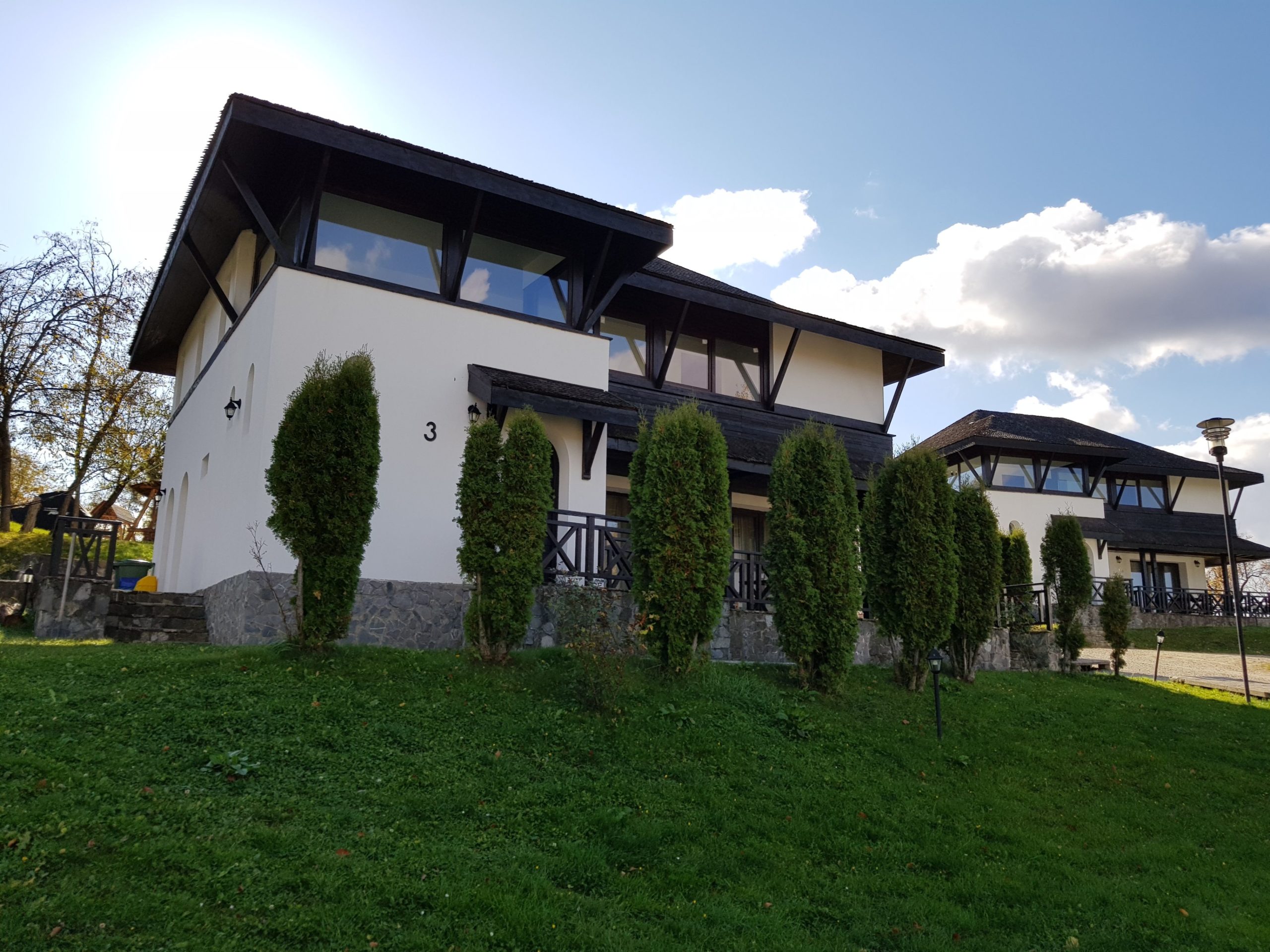 SATUL PRUNILOR exterior